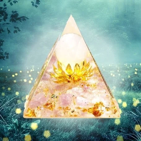 Pyramide Orgonite Fleur de Lotus dorée pierre naturelle 