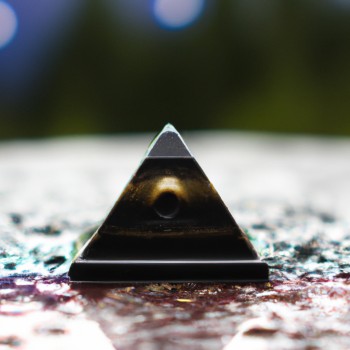 Quel type de matériaux sont utilisés pour la fabrication d'une pyramide orgonite ?